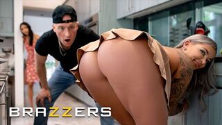 Sexy kuchař Hayley Davies se víc soustředí na Zacovo péro než na práci