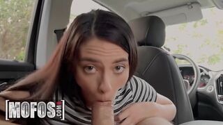 Insolent Uber řidič Gianna Ivy sotva odolá svému krásnému pasažérovi
