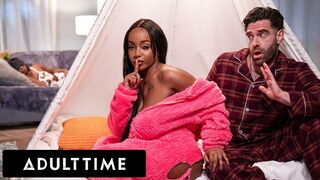Lily Starfire láká svého nevlastního otce do skrývání sexu ve stejné místnosti