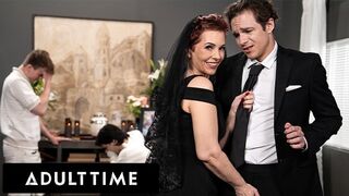 Kožnatka Ruby Lynne chycená na pohřbu!