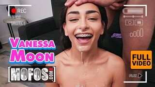 Slender Brown Vanessa Měsíc bojuje s Jmacovým obrovským ocasem v každé póze