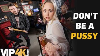 Statečný blondýna porno hvězda kurva cizinec muž v baru