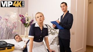 Pokojová služba se šroubem s teplou zralou blondýnou
