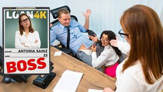 Náčelník Banki si nesmírně užívá své poddajné svádění