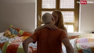 Blonde dospívající sténání zatímco starý muž fucks jeho kundička