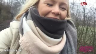 Horký dospívající dívka na kole tření ji mokré kundička