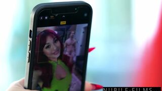 Mina Luxx ukazuje, jak dychtivá by se sexy profesor pro její potěšení se vší úctou