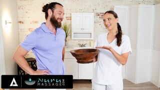 Brad Newman zkouší vlastní Nuru olej s horkou masážní stroj