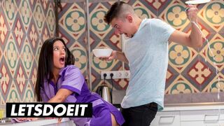 Sexy služka Jade Presley uklízí a saje velké ptáky v horkém útulku