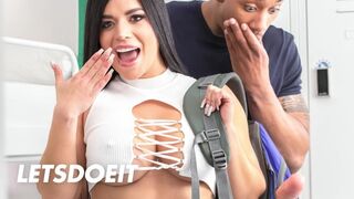 Geil hostel: Sarah retali goes wild with wet pussy