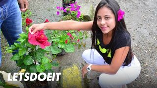 Černovlasé latiny mamina je přijata v ulici lov pro hluboké kurva