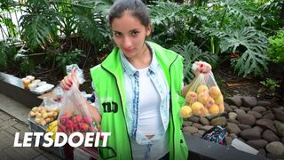 Latinská matka Mary tlačítko spreys na její obličej po horké kurva