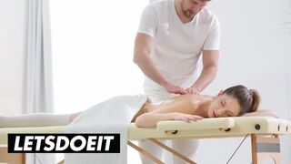 Naolejované masážní dobrodružství Rebeccy Volpetti s milostnou písní Kristof Cale
