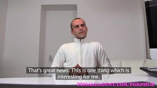Sexy matka matka agent testování tvrdý chlap