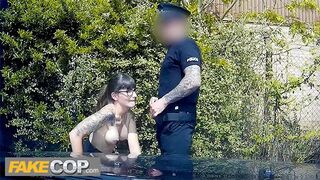 Policejní důstojník fucks tmavovlasý geek dívka a střílí její brýle - falešný kotleta