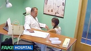 Zoufalý ruský dospívající odměňuje doktora s tvrdým sexem ve falešné nemocnici