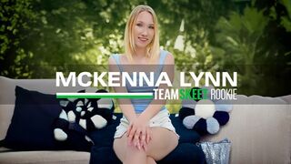 Mckenna Lynn první porno: blondýnka dívka divoký kohout dobrodružství