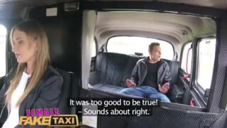 Mladý kluk kurva Angel Piaff mokré holení kočička ve falešném taxíku