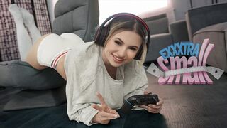 Malá puberťačka Aria Banksová přistihne svého vysokého nevlastního bratra Chrise Epiceta, jak ji bije ve svém pokoji