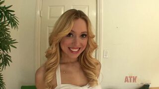 Blond dospívající dívka Lucy Tyler tření její klitoris s vibrátorem na velký orgasmus