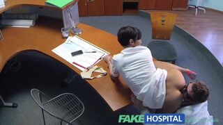 Péro drzého doktora hluboce kouše exporn-porn kočka