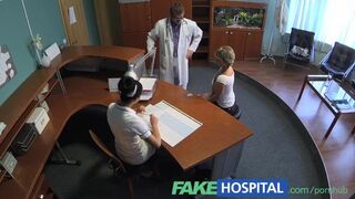 Blond pacienti uložit účet s horký kuřba