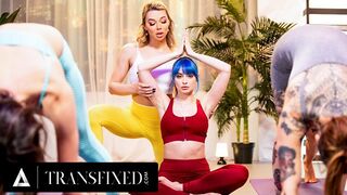 Emma Rose Trans jóga instruktor dostane chytil, zatímco ona šuká Jewelz Bluo v pravidelné jóga třídy!