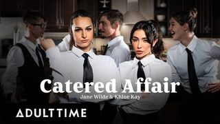 Jane Wilde a Khloe Kay sexy servírky fucked v práci