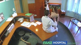 Nováček s velkými prsy se naštve a posere se kvůli práci na klinice