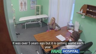 Sarlatan doktor dělá její hubená blondýna kočička práce horký