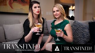 Sarah Vandella a Casey líbají, zatímco manžel pracuje