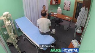 Sexy černovlasá uklízečka nemůže odolat doktorovi v uniformě