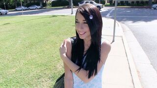 Teenage děvka Mia Hurley ukazuje své velké kozy a šuká dítě pro peníze