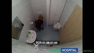 Ve falešné nemocnici si tetovaná děvka užívá být doktorkou, která ráda šuká