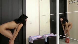 Dospívající dívka masturbace s chlupatou kundičkou před zrcadlem