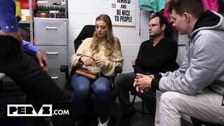 Kenzie Love dostane její velké kozy pokryté v kuřeti v přední části Hubby a Stepson - Pervz
