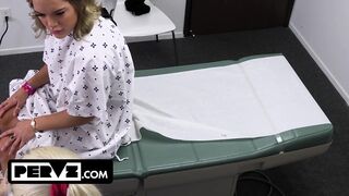 Mimi Monet je velká svůdkyně v doktorově kanceláři