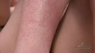 Skyler miluje své chlupaté tělo - sexy dospívající masturbace