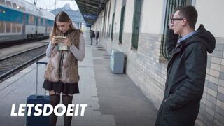 Selvaggia dospívající dívka dostal Charlie Dean velký péro pro rychlé pov kurva