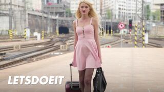 Blond Bree Haze tvrdé souložit v zahraničí s Neeův obří strom