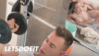 Therese bizarní dospívající kočička je hluboce fucked v sauně