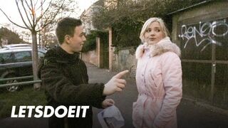 Zvrhlý turista Zazie Skymm svádí Stud do tvrdé kurva v jeho kanceláři
