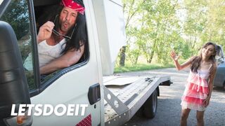 Ukrajinský dospívající Shrima Malati je venku kurva obří péro mechanika