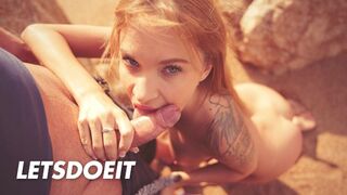 Angel Piaff blond svůdník s mastný péro sání na pláži