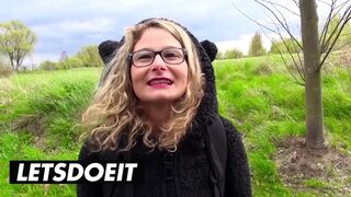 Blondie Izzy Mendosa divoce jezdí obří čurák na zadní straně auta