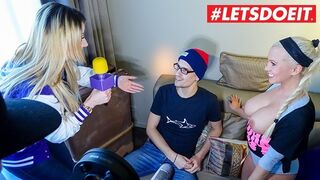 Německý hřebec ukazuje jeho obří péro na horké casting