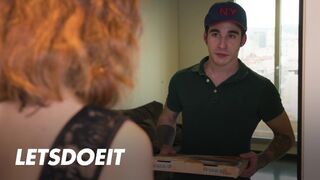 Podvádění kočička Arian Joy šuká nejdřív svýho kluka, pak ji ten poslíček šuká dobře