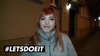 Lulu Gun a Anny Aurora sdílejí obrovský černý strom v divočině