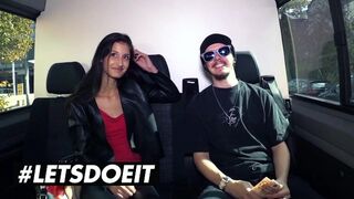 Tenká hnědá Coco Pusa saje velký černý strom v autě za peníze