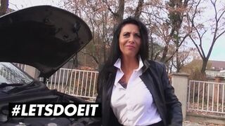 Lady Paris 'kulatá prsa třesou vzrušení z venkovní vlk pečení